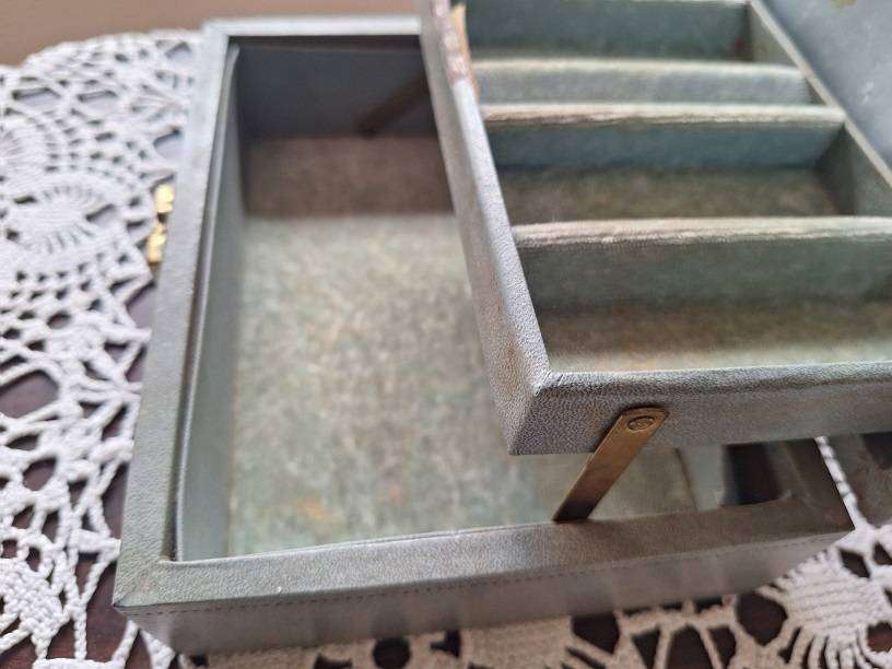 Vintage jewelery box