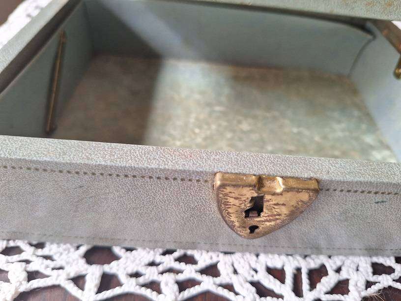 Vintage jewelery box