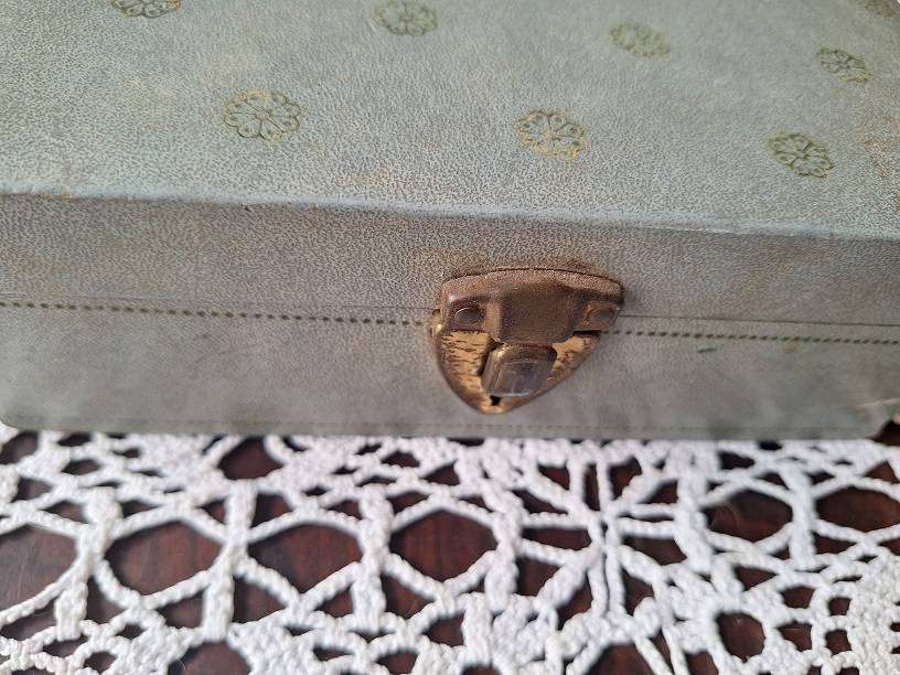 Vintage jewelery box