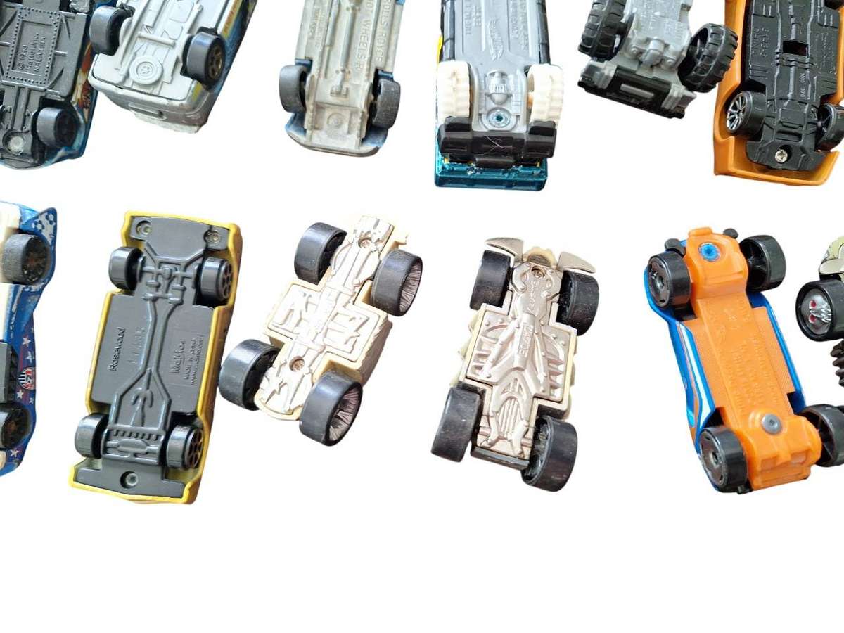 32 x Mostly Hot Wheels cars