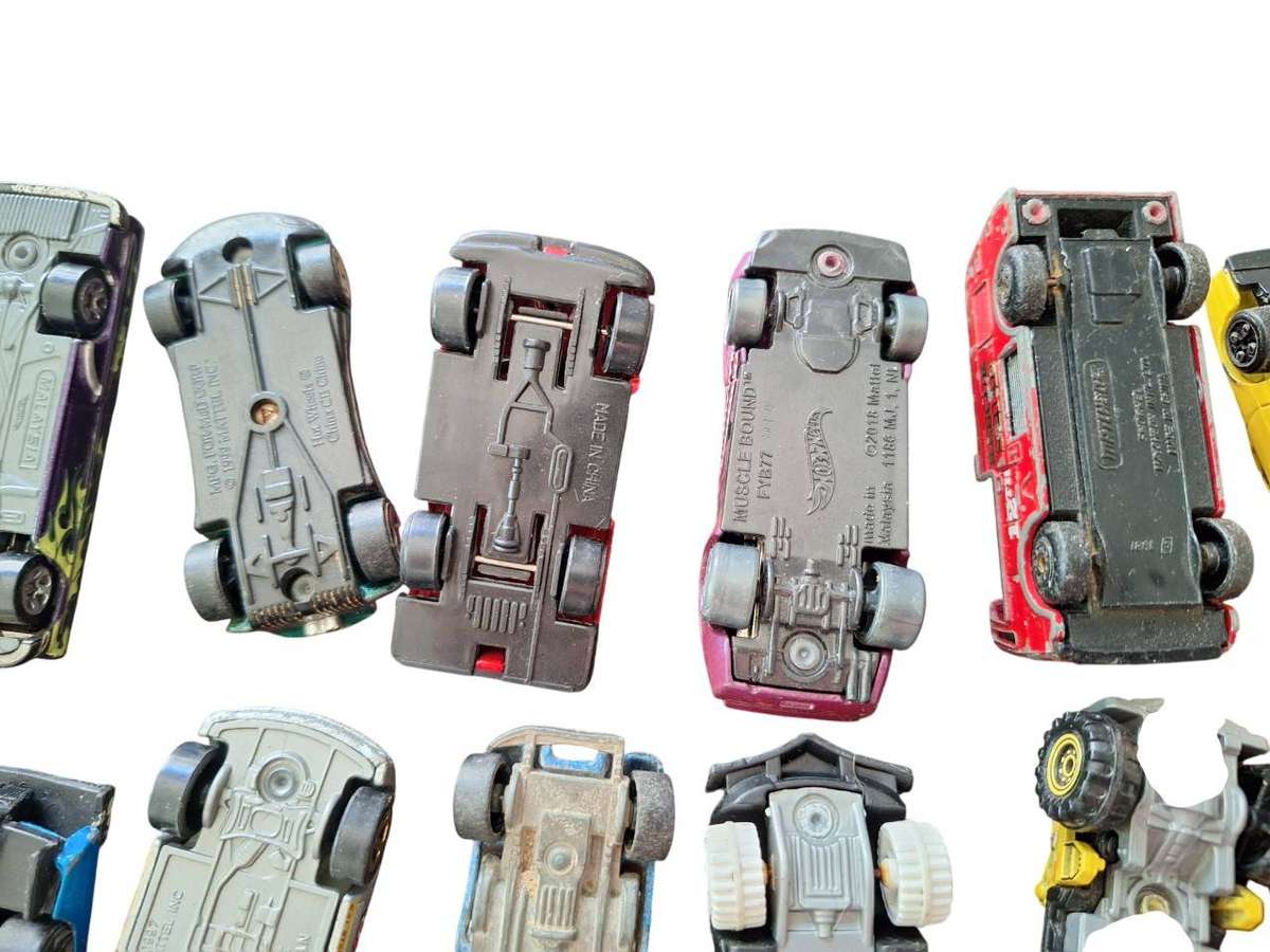 32 x Mostly Hot Wheels cars