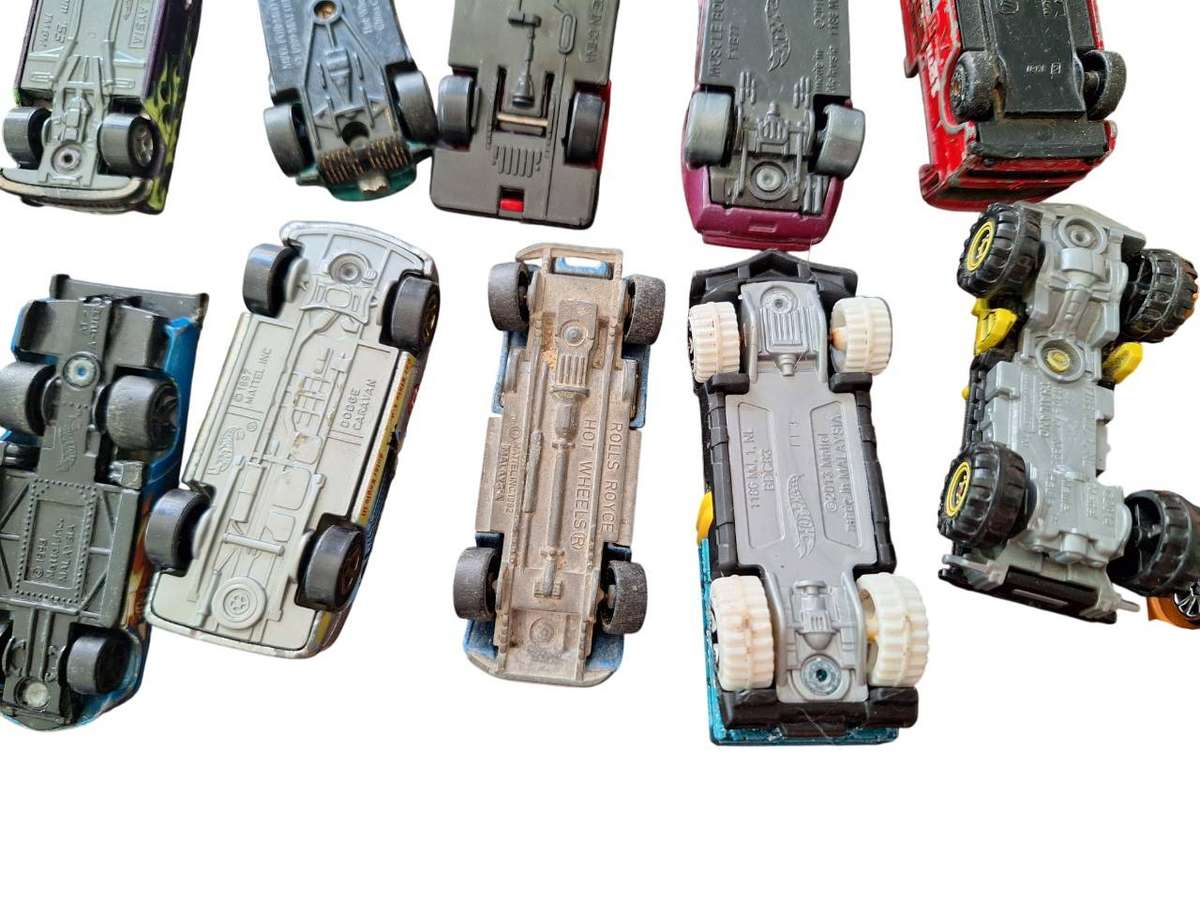 32 x Mostly Hot Wheels cars