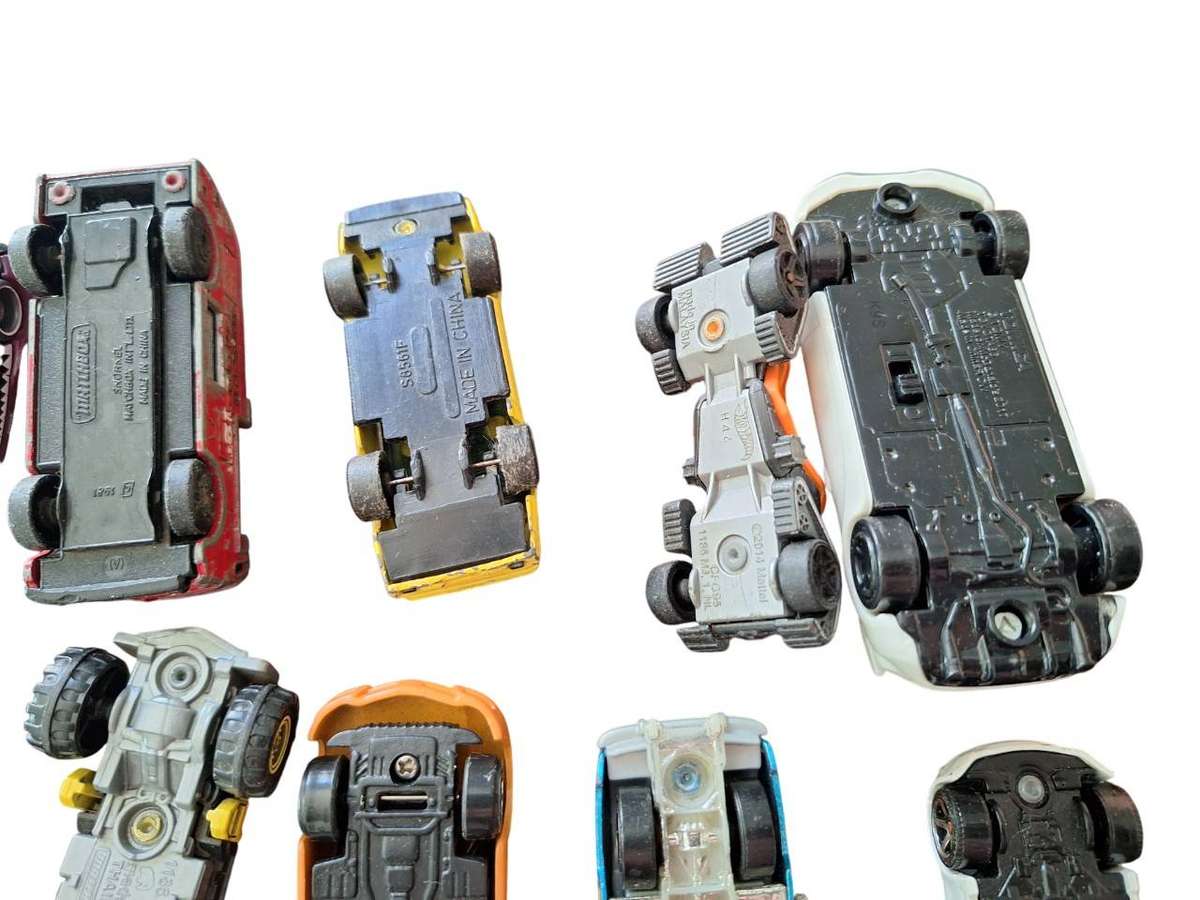 32 x Mostly Hot Wheels cars