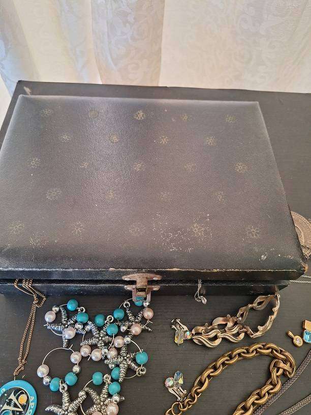 Vintage jewelery box with some jewelery