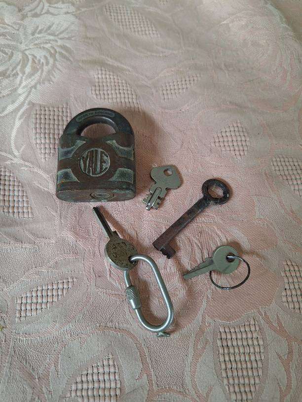 Vintage lock (no key) and some old keyes