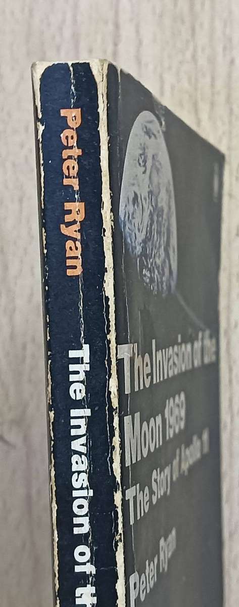 The Invasion of the Moon - Peter Ryan - Softcover -189 pages - 1st Edition - A Penguin Book
