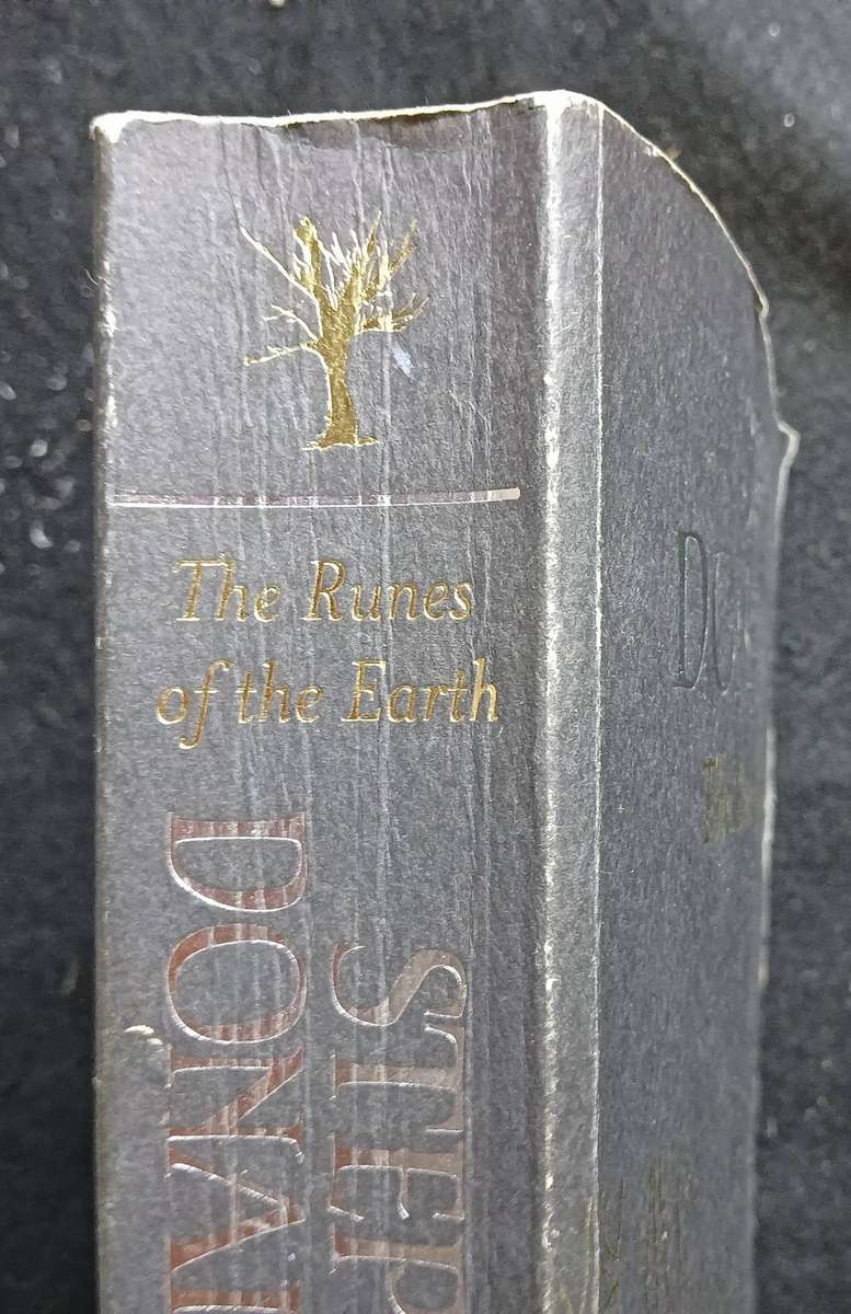 The Runes of the Earth - Stephen Donaldson - Softcover - 593 Pages