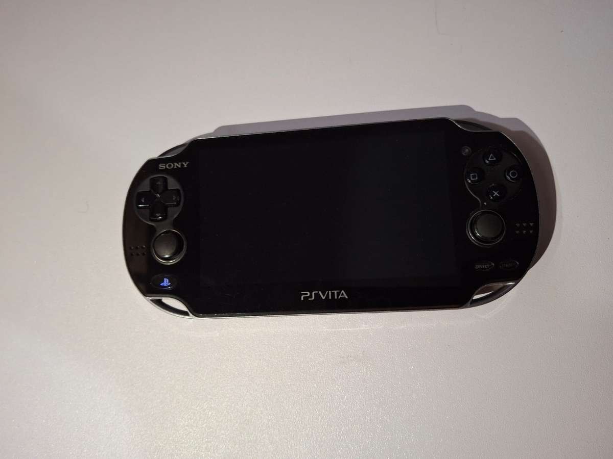Sony Playstation Vita + 4 Games + 4GB memory card