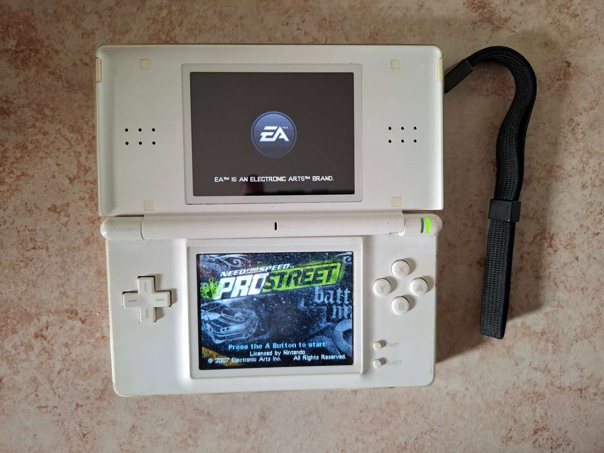 Nintendo DS Lite + 3 Games + Charger