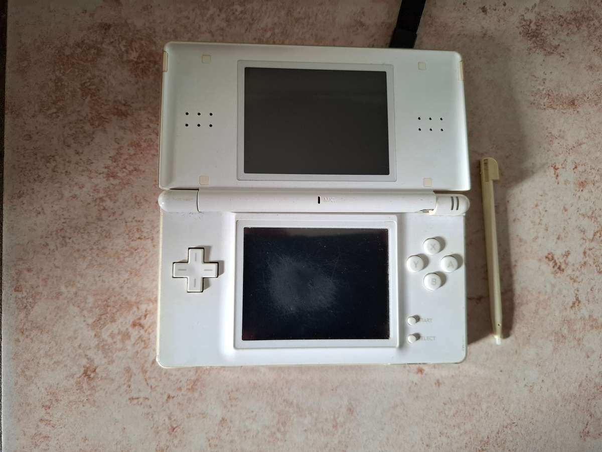 Nintendo DS Lite + 3 Games + Charger