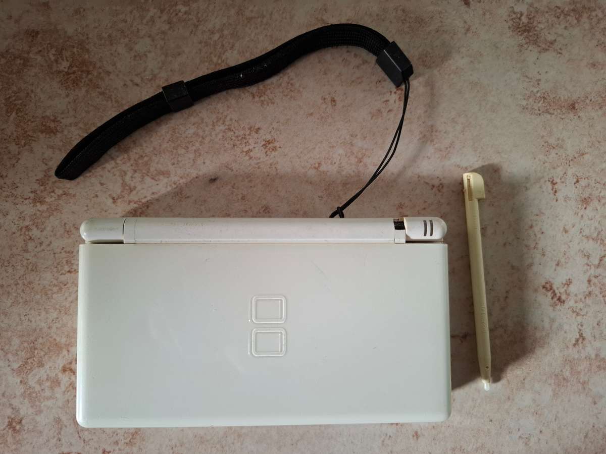 Nintendo DS Lite + 3 Games + Charger