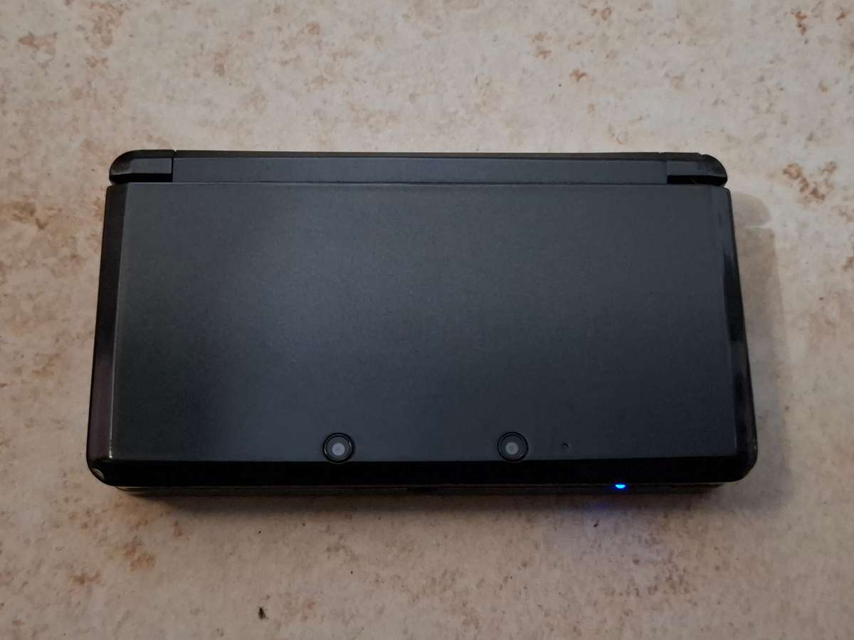 Nintendo 3DS Console + Dock + Game