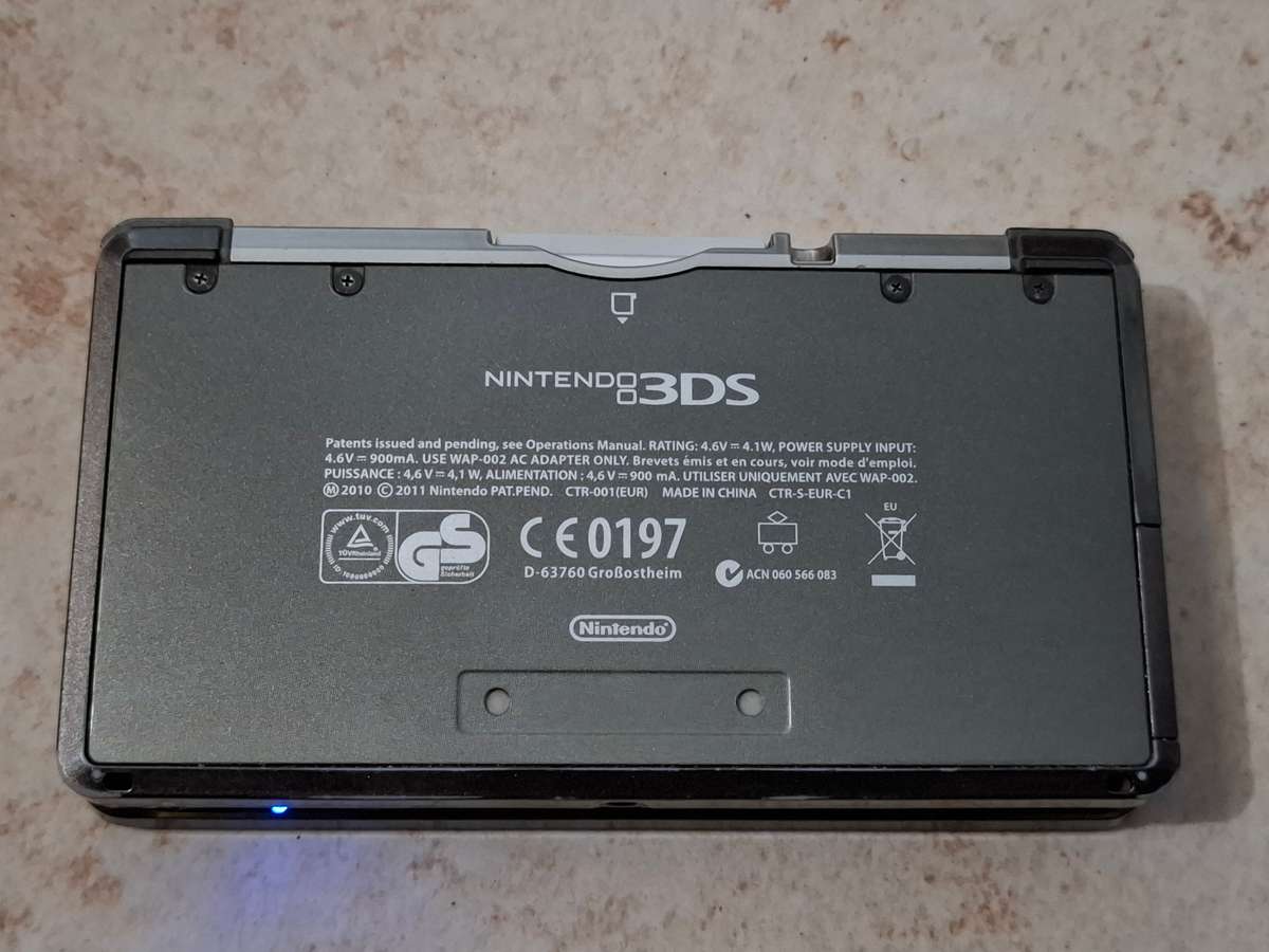 Nintendo 3DS Console + Dock + Game