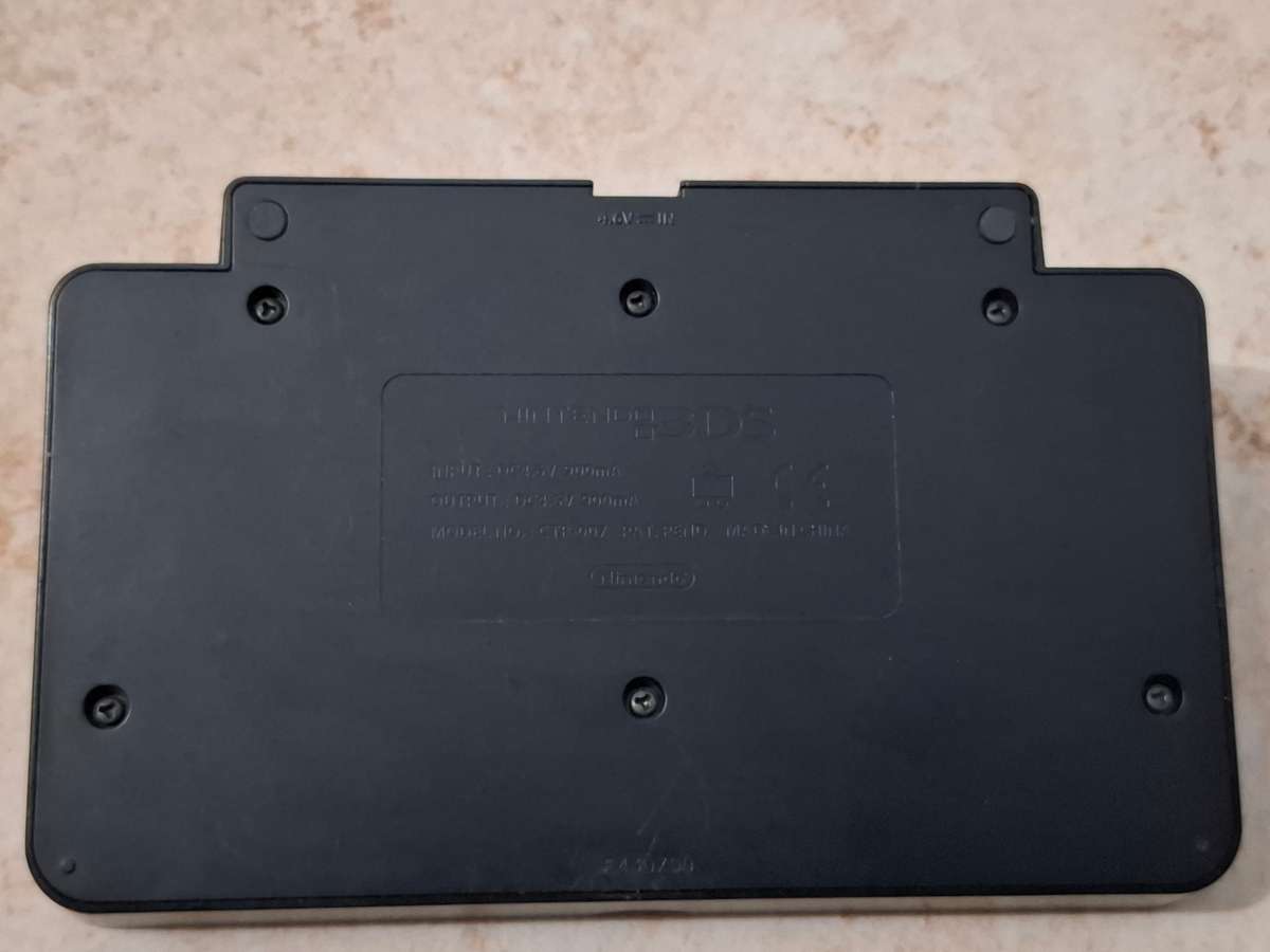 Nintendo 3DS Console + Dock + Game