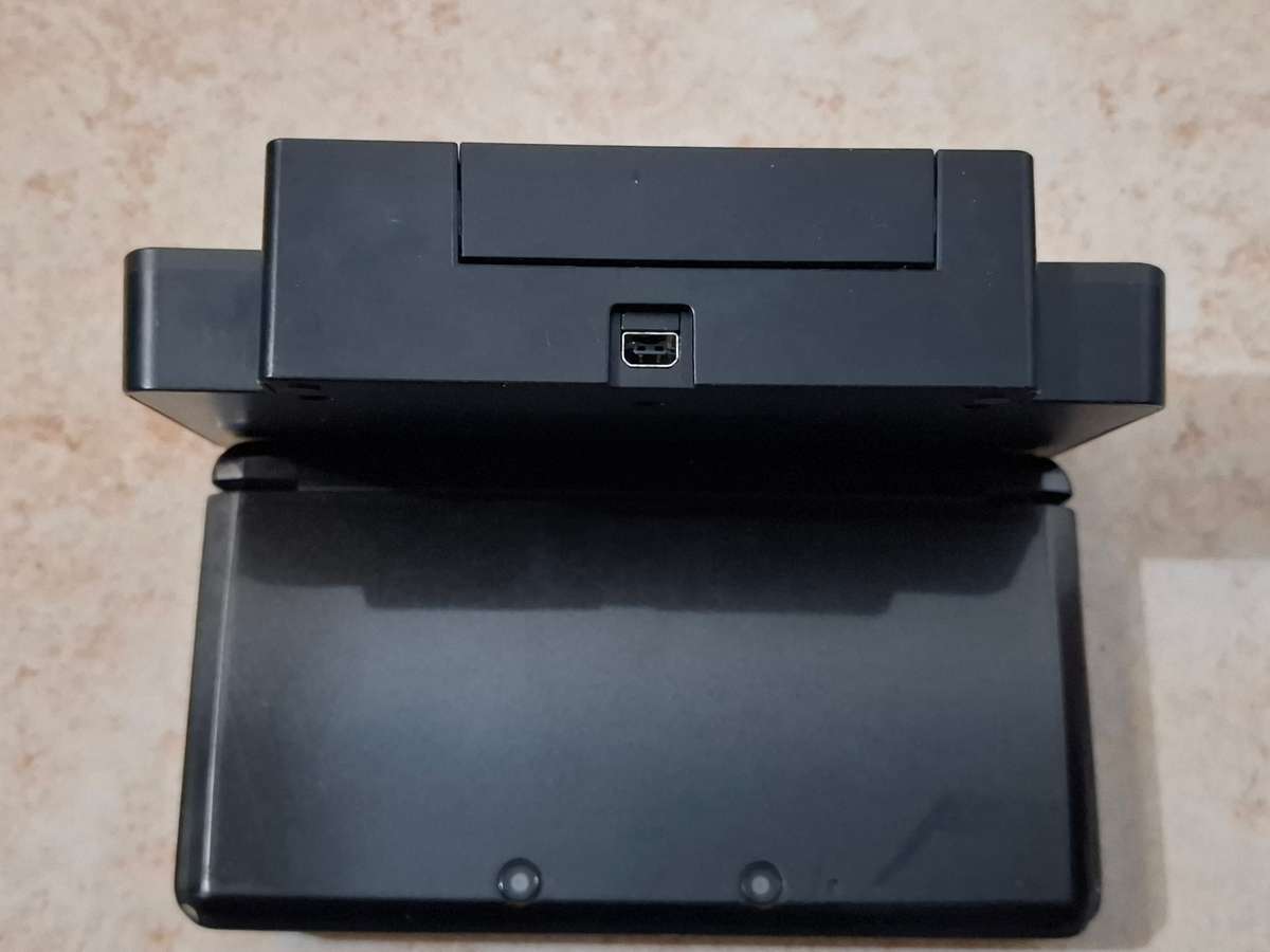 Nintendo 3DS Console + Dock + Game