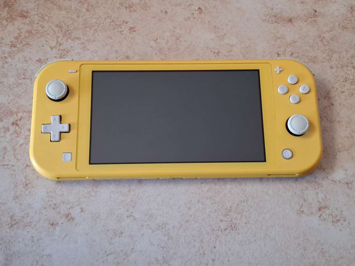 Nintendo Switch Lite (Yellow) + DOBE case