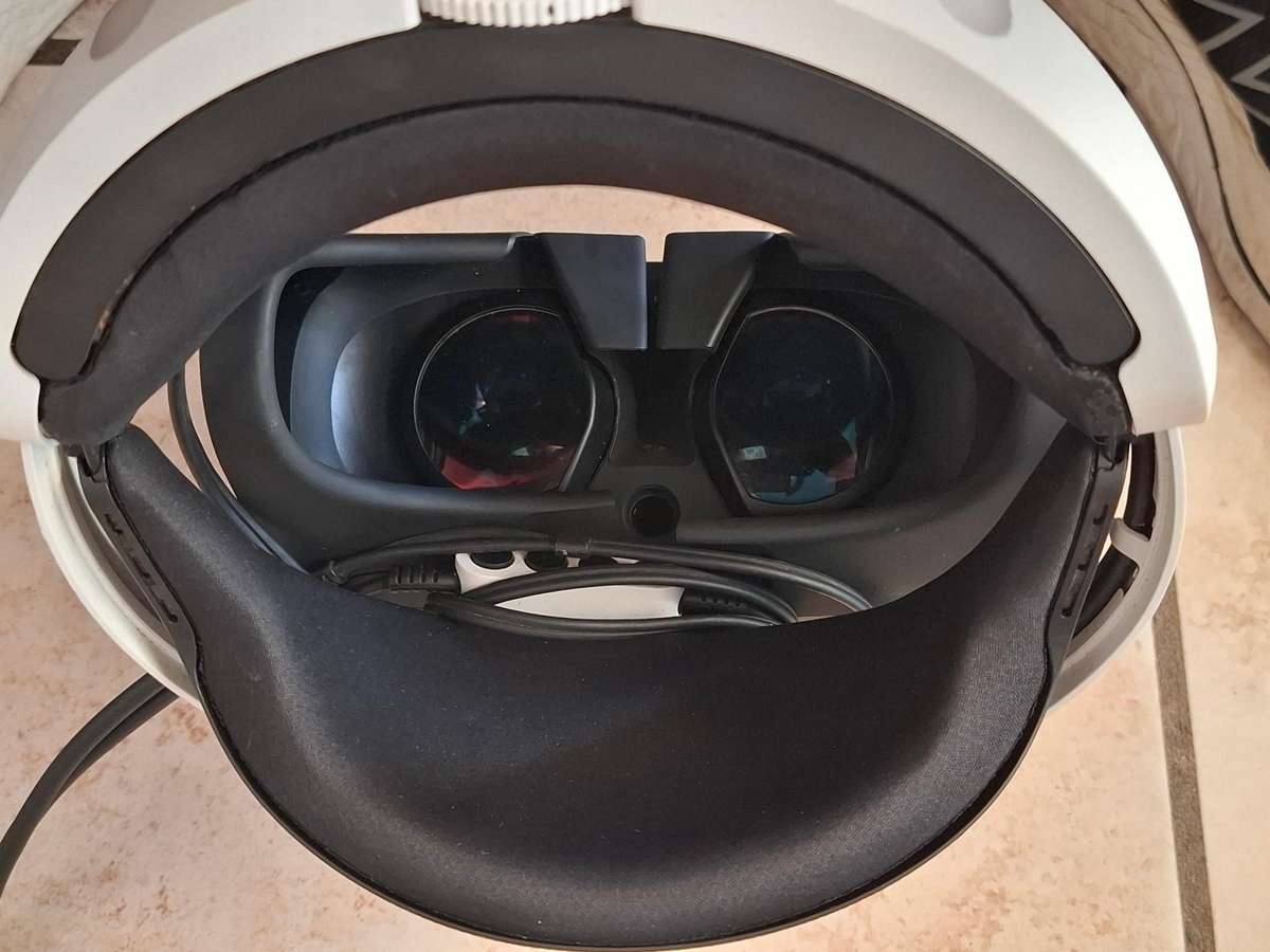 Playstation 4 VR Headset + Accessories + 2 Games