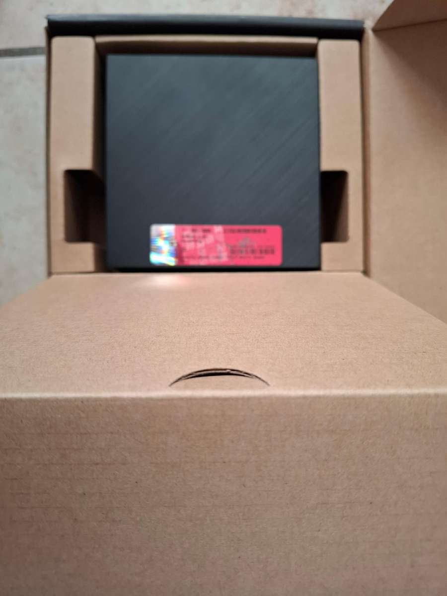 Asus PN40 Mini PC (Windows 11 Pro, 240 GB SSD, 8 GB Ram) + Logitech Keyboard & Mouse set