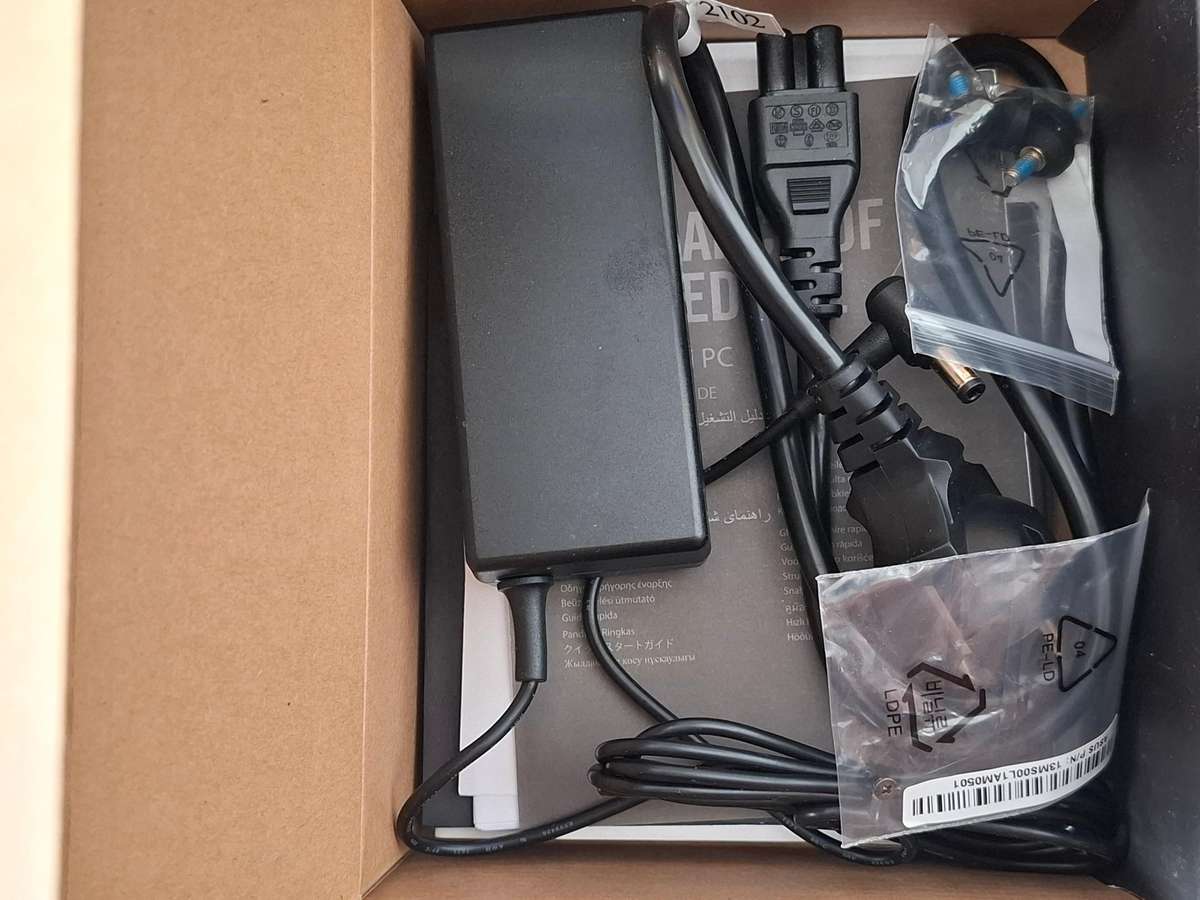 Asus PN40 Mini PC (Windows 11 Pro, 240 GB SSD, 8 GB Ram) + Logitech Keyboard & Mouse set