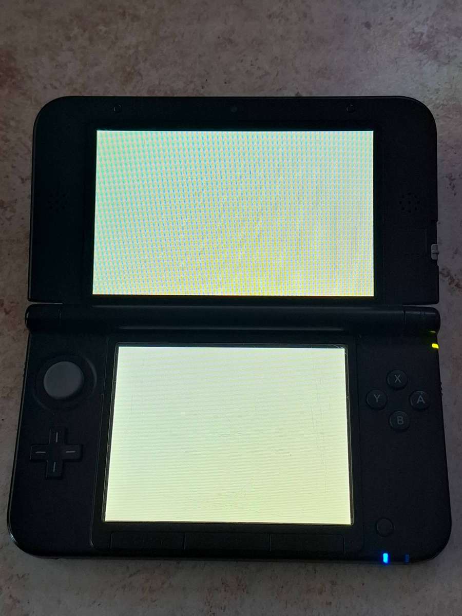 Nintendo 3DS XL + Charger + 2 3DS Games