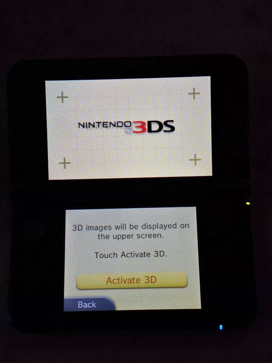 Nintendo 3DS XL + Charger + 2 3DS Games
