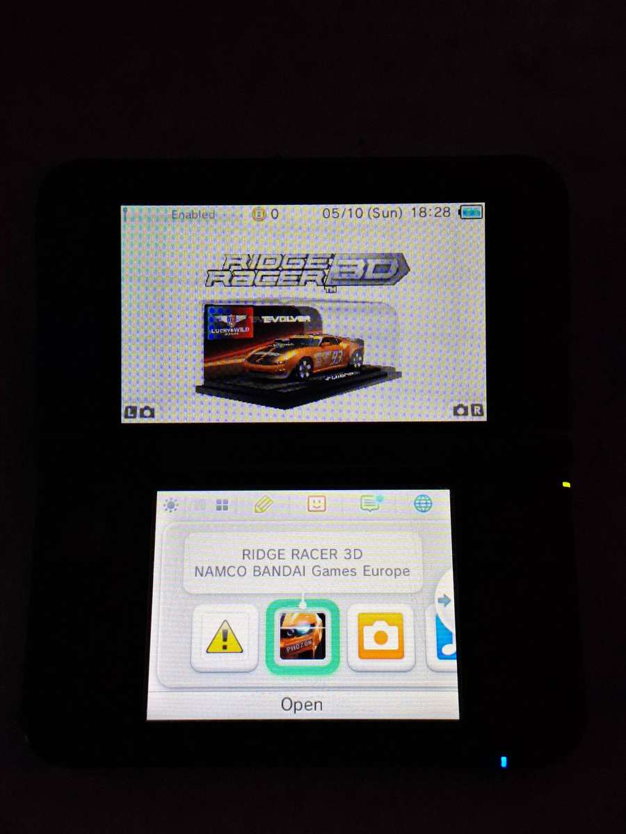Nintendo 3DS XL + Charger + 2 3DS Games