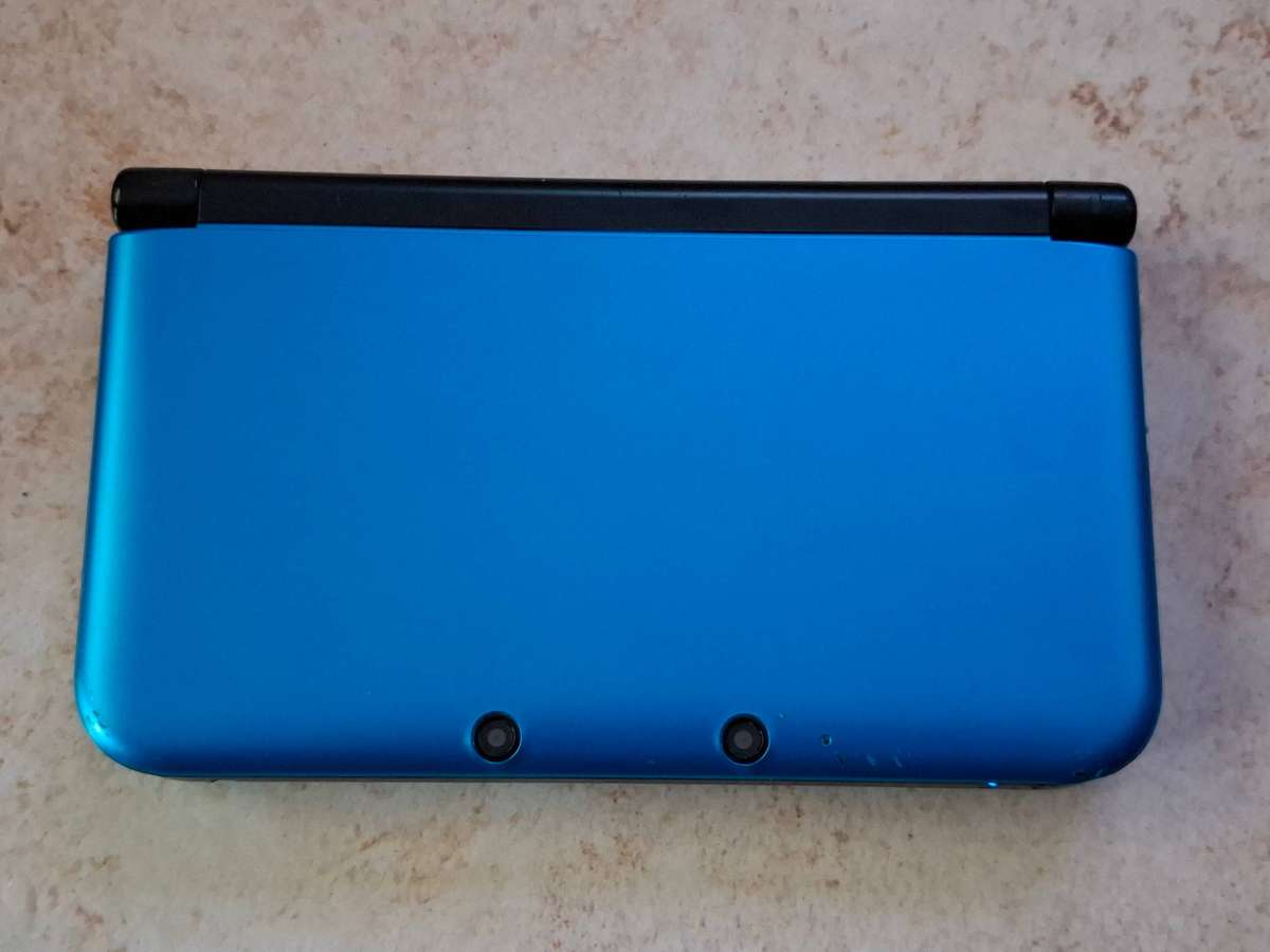 Nintendo 3DS XL + Charger + 2 3DS Games