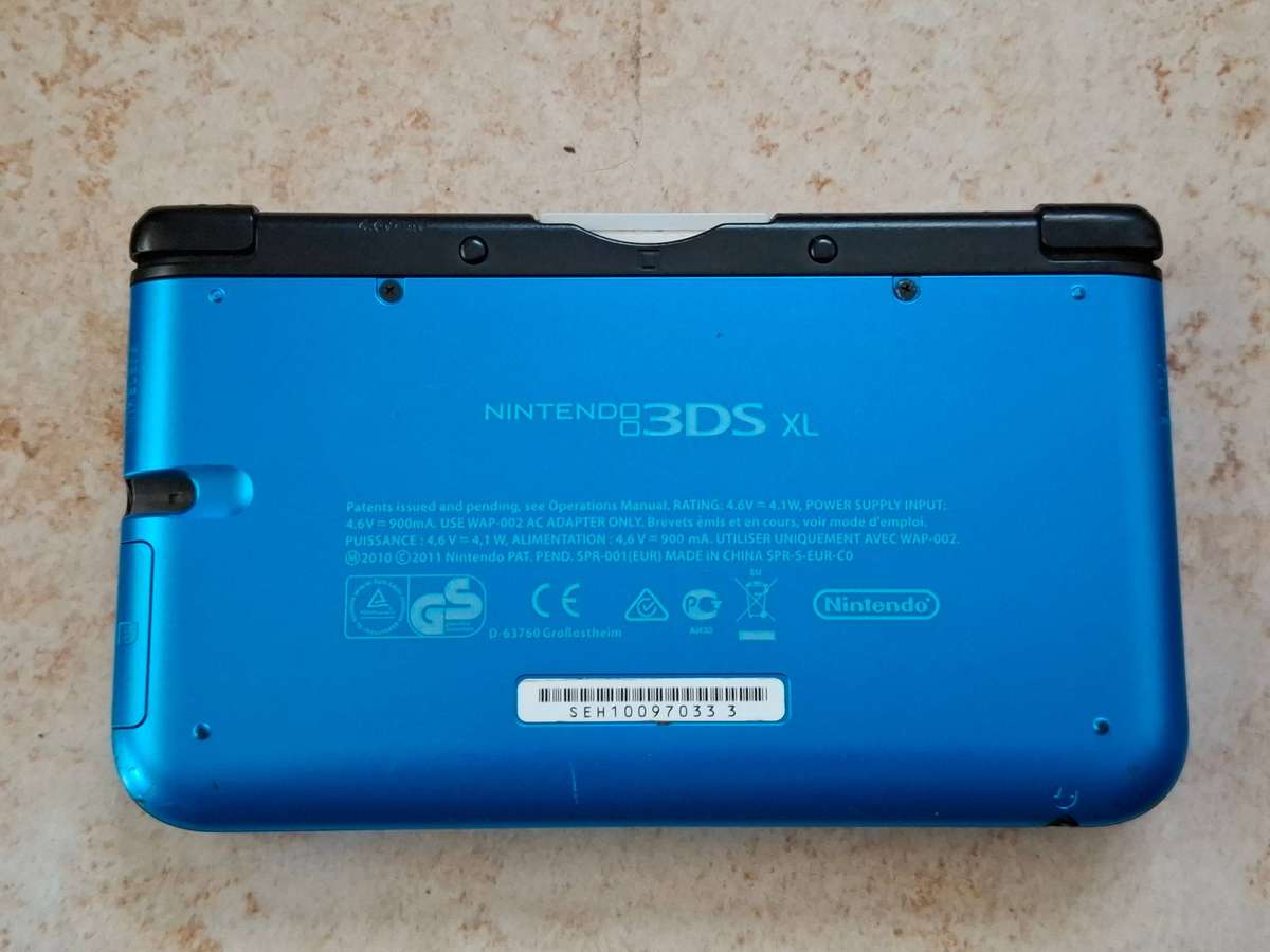 Nintendo 3DS XL + Charger + 2 3DS Games