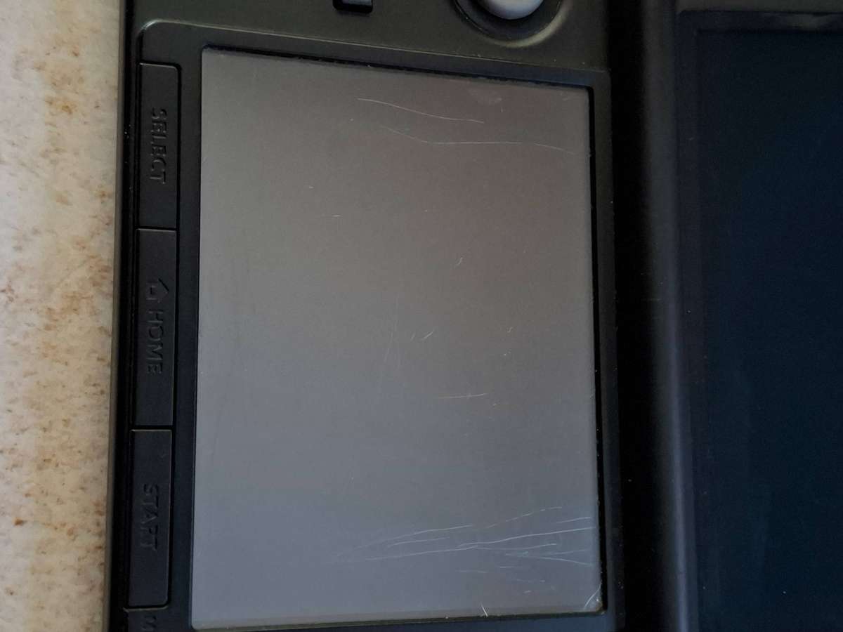 Nintendo 3DS XL + Charger + 2 3DS Games