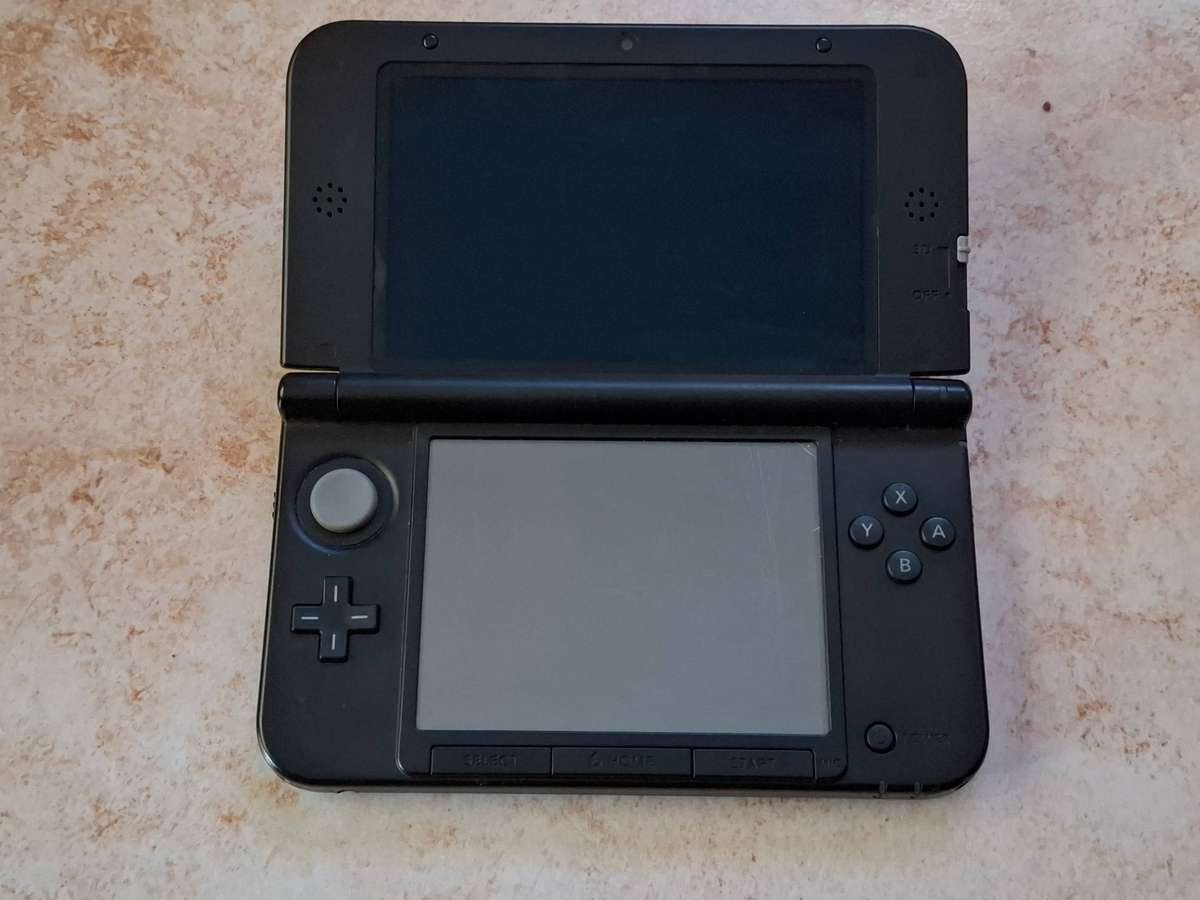 Nintendo 3DS XL + Charger + 2 3DS Games