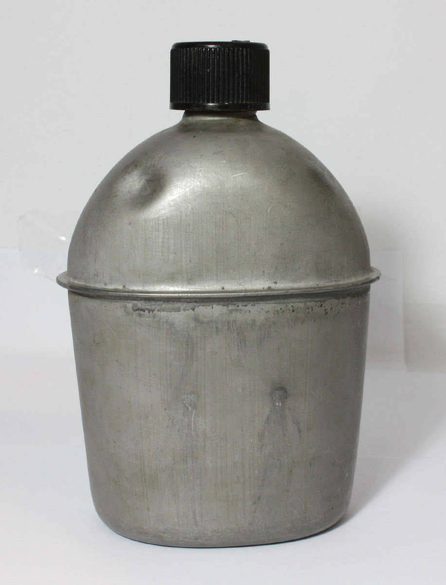 WW2 US Army Water Bottle / Canteen, Cover and Cup - Dated 1943