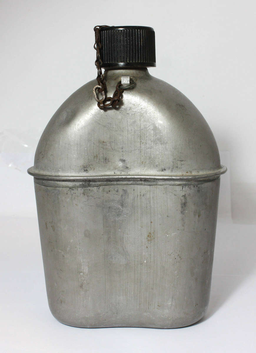 WW2 US Army Water Bottle / Canteen, Cover and Cup - Dated 1943