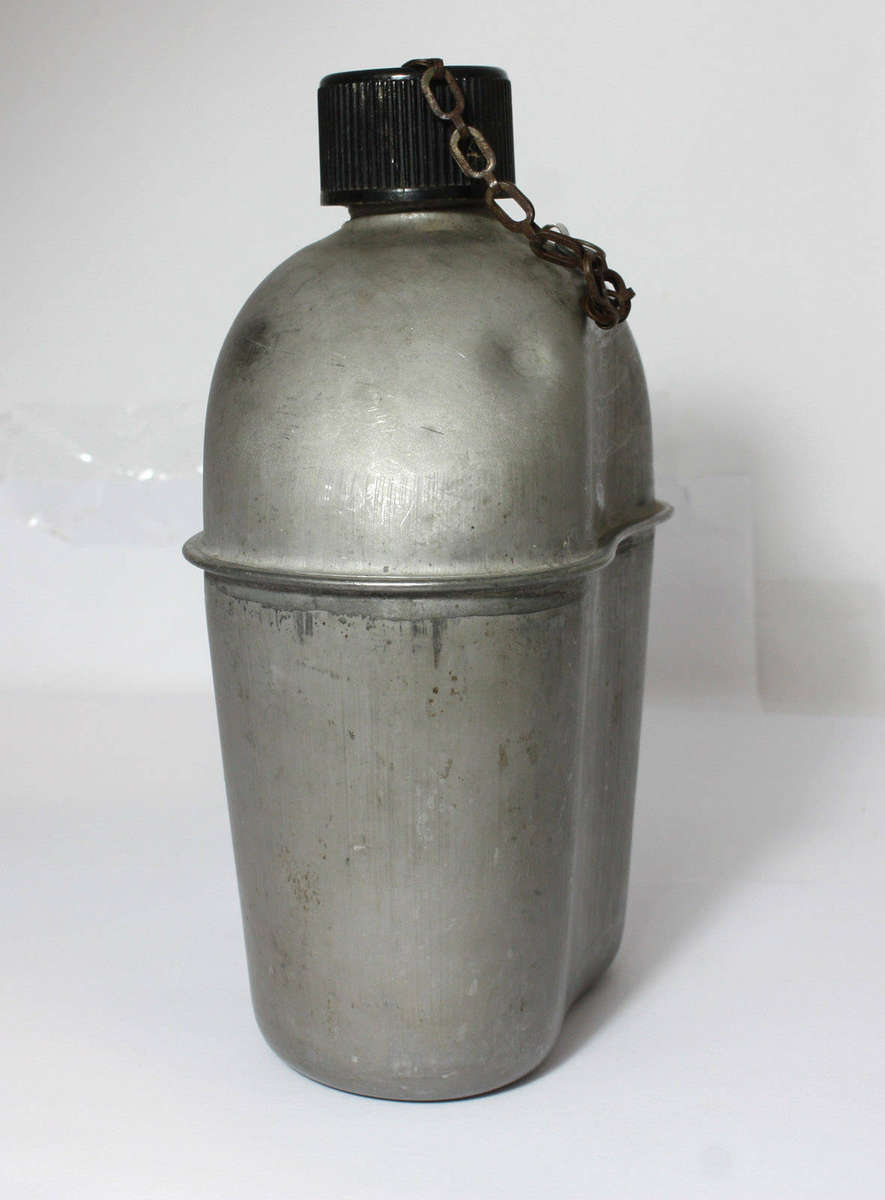 WW2 US Army Water Bottle / Canteen, Cover and Cup - Dated 1943