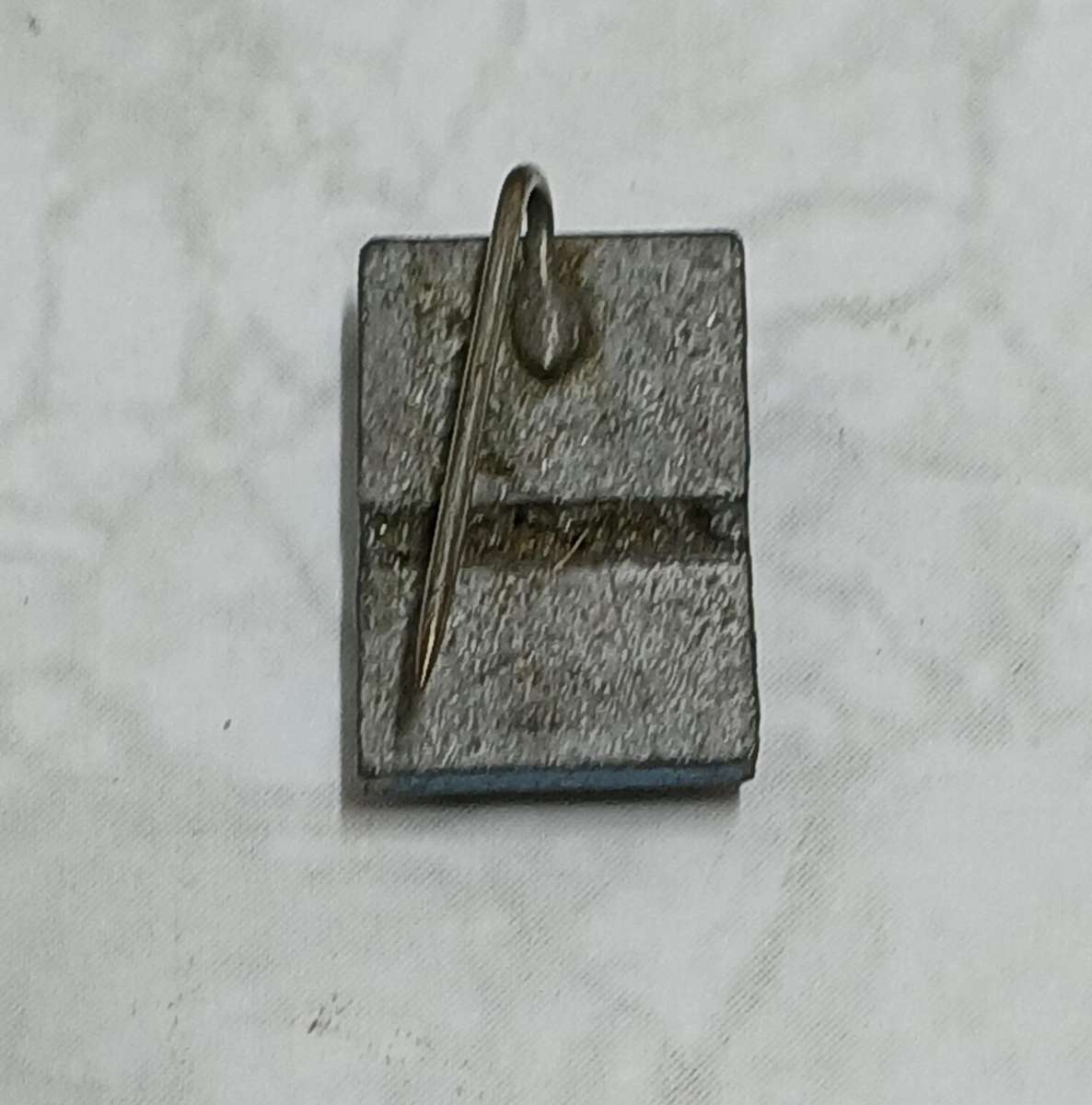 V - Victory Label Badge