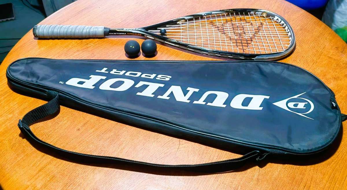 DUNLOP BLACKSTORM TITANIUM SQUASH RACQUET( 2BALLS AND BAG INCLUDED)