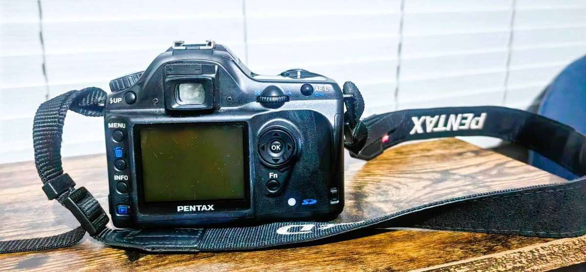 PENTAX IST DL DSLR CAMERA (PLEASE READ AD)