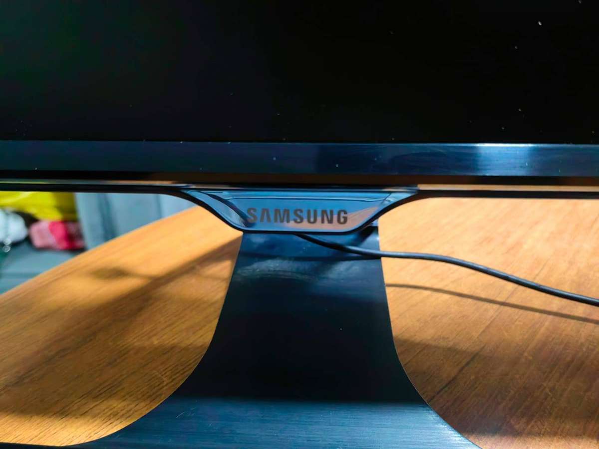 2 X  27" Full HD Monitors (Dell SE2717H/Samsung S27E390H) *Not Switching on.