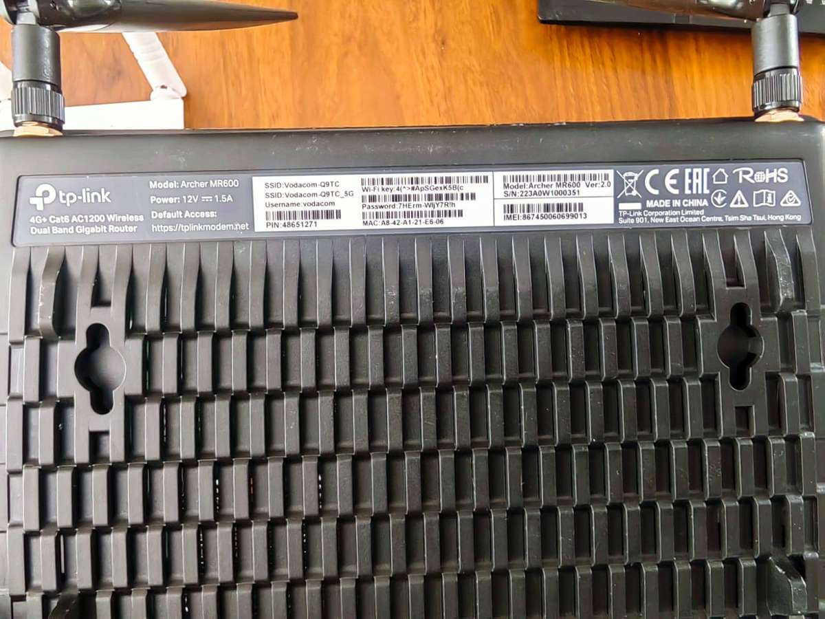 JOBLOT OF WORKING ROUTERS AND SWITCHES (SOME WITH PSUs/SOME WITHOUT)