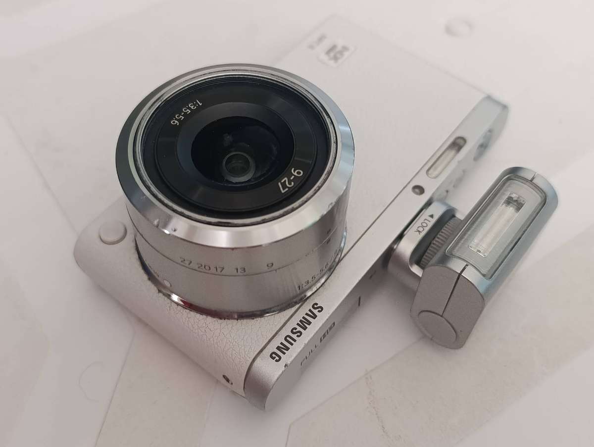 Samsung NX Mini - 20.5MP - Mirrorless Digital Camera + WiFi
