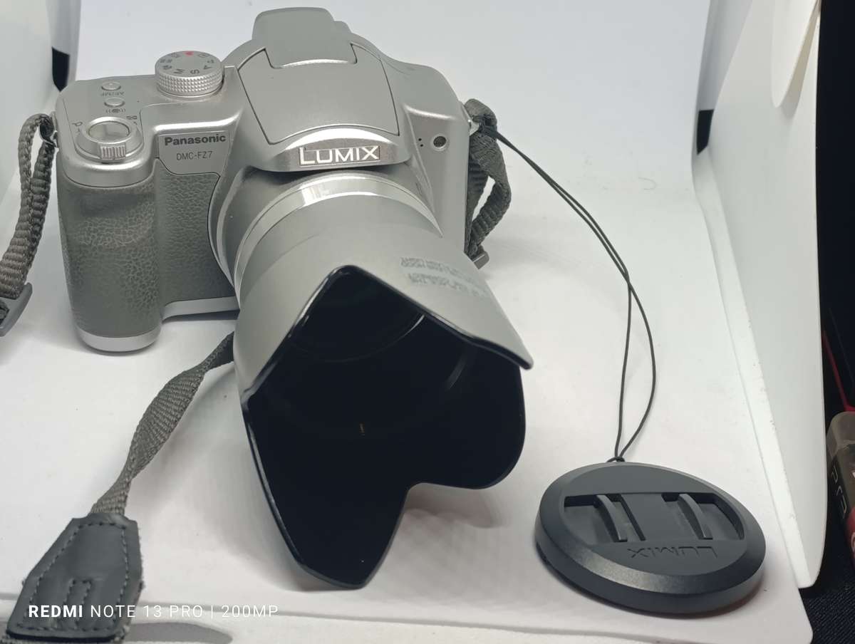 Panasonic Lumix DMC FZ7 - 6MP - 12x Zoom - Digital Camera