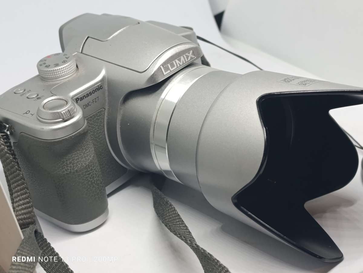 Panasonic Lumix DMC FZ7 - 6MP - 12x Zoom - Digital Camera