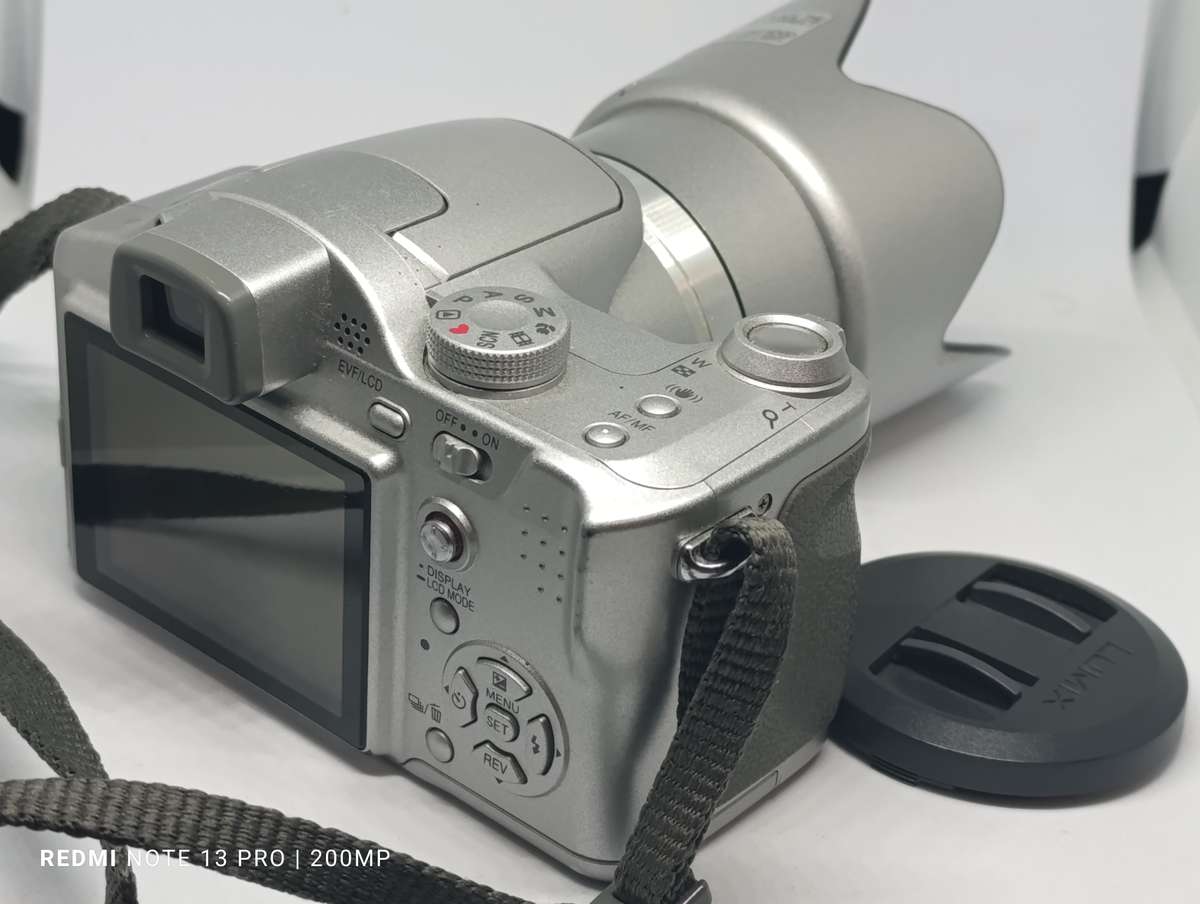 Panasonic Lumix DMC FZ7 - 6MP - 12x Zoom - Digital Camera