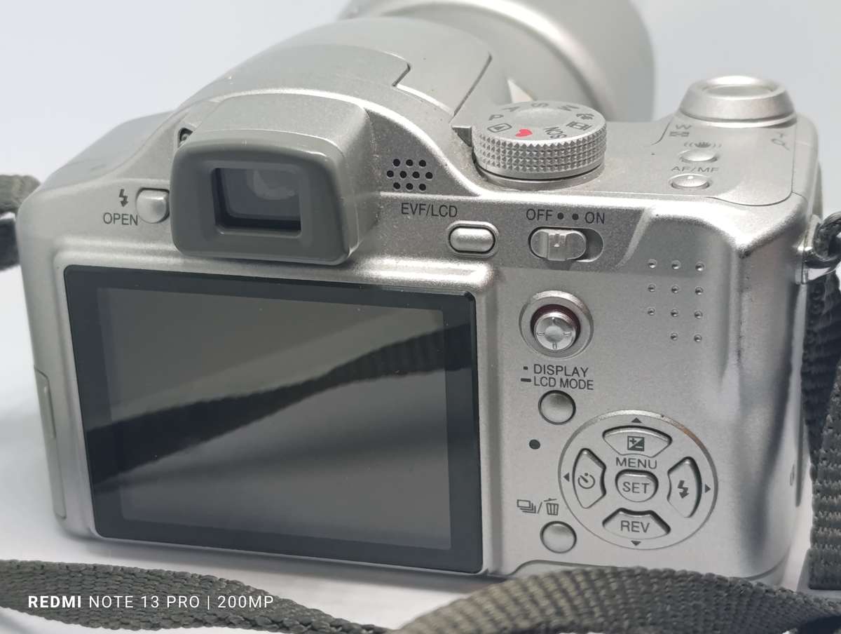 Panasonic Lumix DMC FZ7 - 6MP - 12x Zoom - Digital Camera