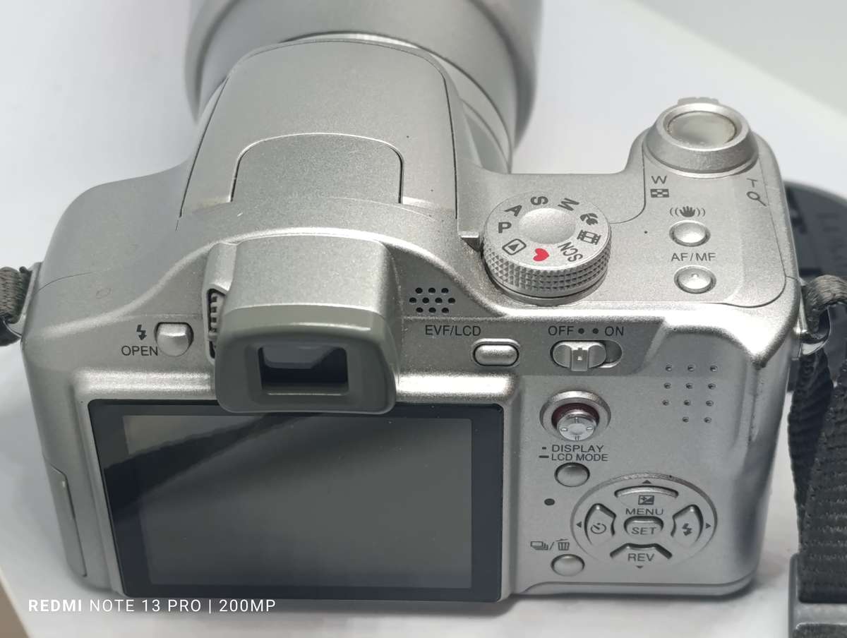 Panasonic Lumix DMC FZ7 - 6MP - 12x Zoom - Digital Camera