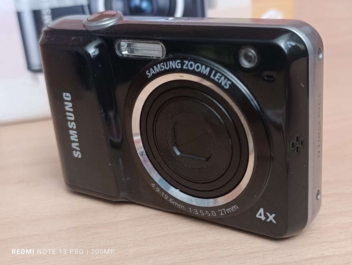Samsung ES25 - 12.2MP - 4x Zoom - Digital Camera
