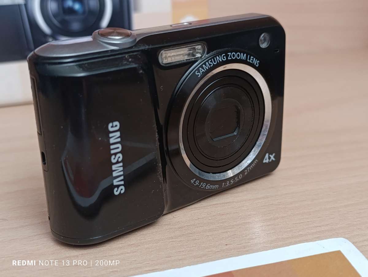 Samsung ES25 - 12.2MP - 4x Zoom - Digital Camera