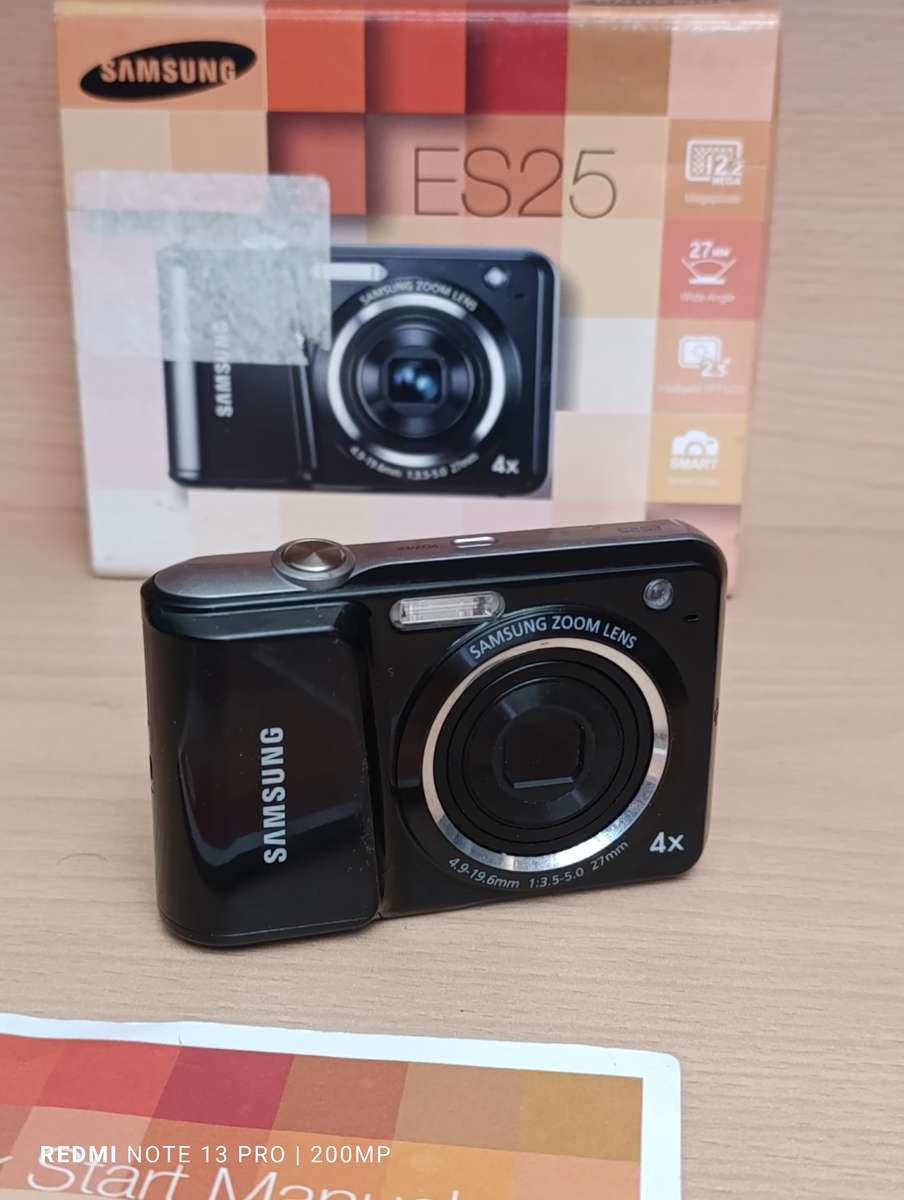 Samsung ES25 - 12.2MP - 4x Zoom - Digital Camera