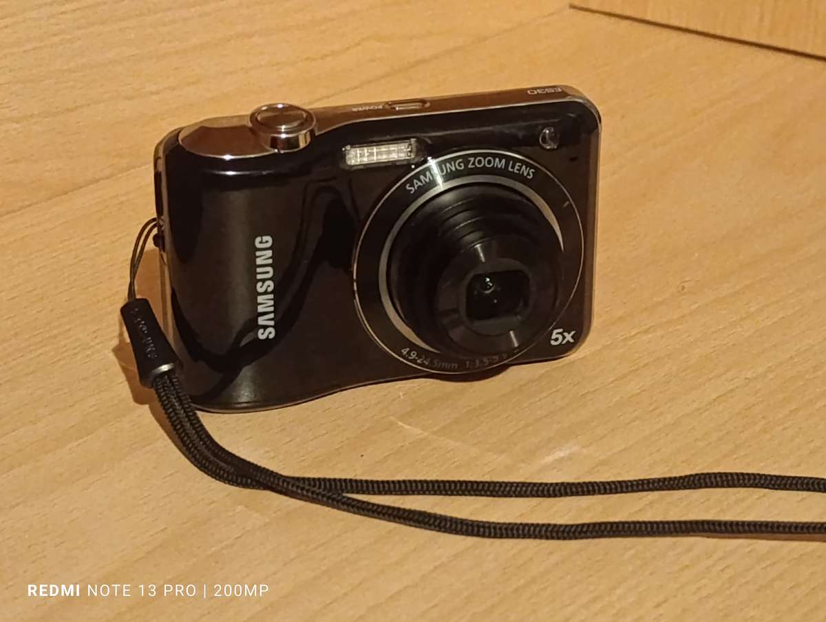 Samsung ES30 - 12.2MP - 5x Zoom - Digital Camera - Free SD Card