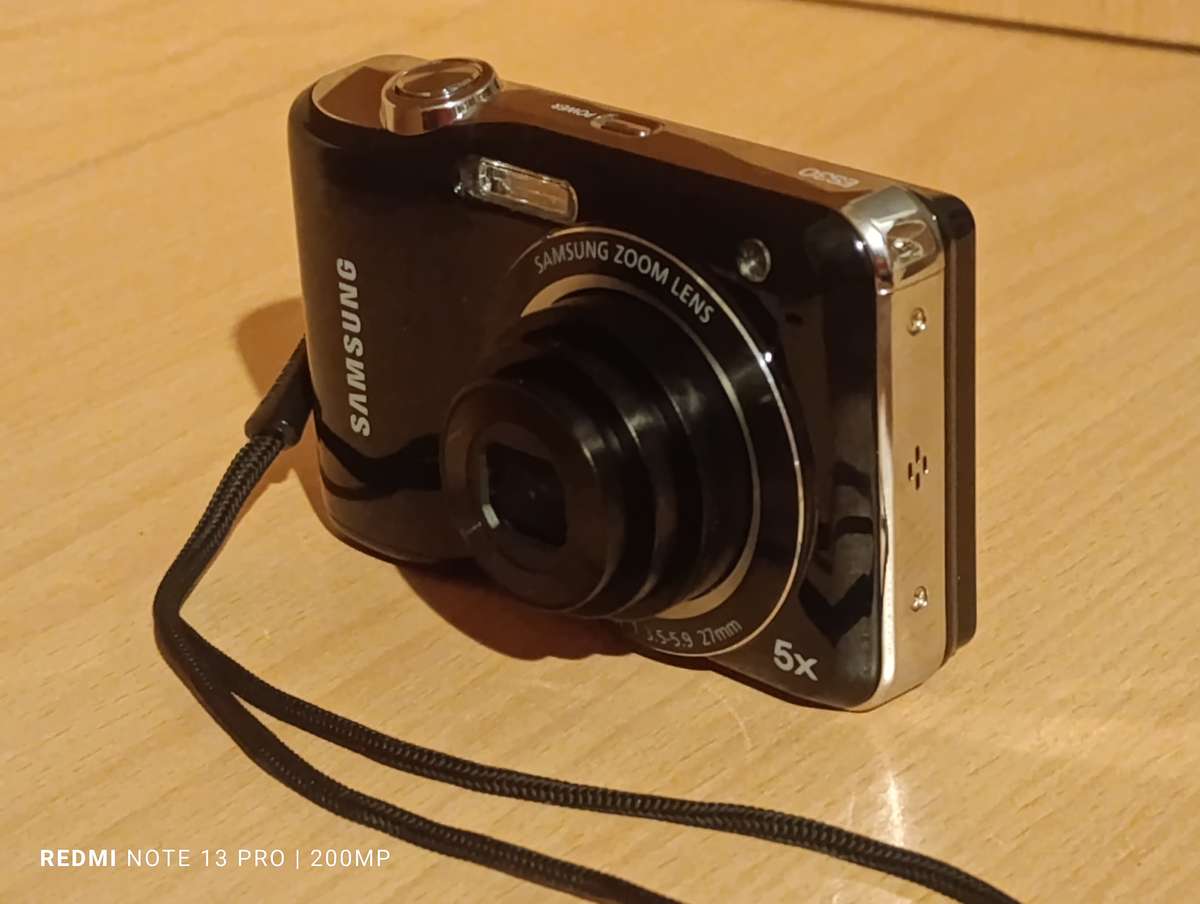 Samsung ES30 - 12.2MP - 5x Zoom - Digital Camera - Free SD Card