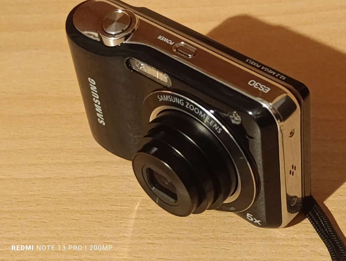 Samsung ES30 - 12.2MP - 5x Zoom - Digital Camera - Free SD Card